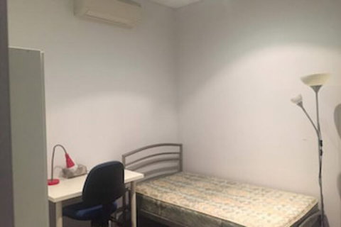 Sun-drenched 3 Bedroom Apartment In Turrella - Accommodation Rockhampton 0