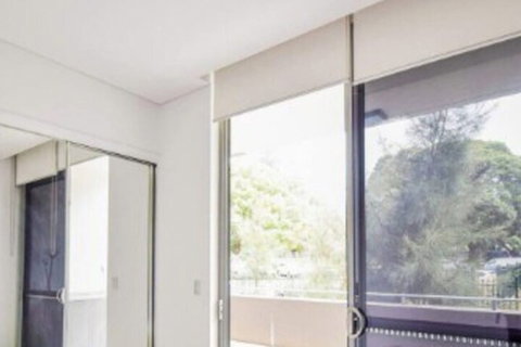 Sun-drenched 3 Bedroom Apartment In Turrella - Accommodation Rockhampton 6