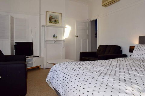Comfortable 3 Bedroom Apartment In Trendy Haberfield - Accommodation Rockhampton 7