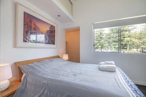 Peaceful 1 Bedroom Apartment With Parking - Accommodation Rockhampton 6