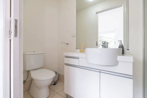 Peaceful 1 Bedroom Apartment With Parking - Accommodation Rockhampton 3