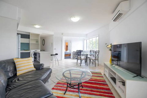 Peaceful 1 Bedroom Apartment With Parking - Accommodation Rockhampton 4