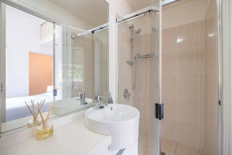 Peaceful 1 Bedroom Apartment With Parking - Accommodation Rockhampton 7