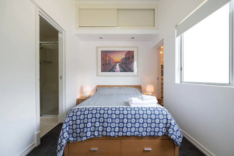 Peaceful 1 Bedroom Apartment With Parking - Accommodation Rockhampton 5