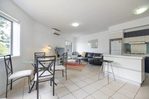 Peaceful 1 Bedroom Apartment With Parking - Accommodation Rockhampton 2