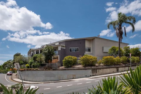 Peaceful 1 Bedroom Apartment With Parking - Accommodation Rockhampton 1