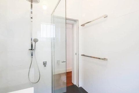 Quiet 1 Bedroom Apartment 5 Minutes From CBD - Accommodation Rockhampton 3