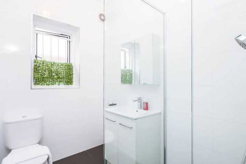 Quiet 1 Bedroom Apartment 5 Minutes From CBD - Accommodation Rockhampton 6