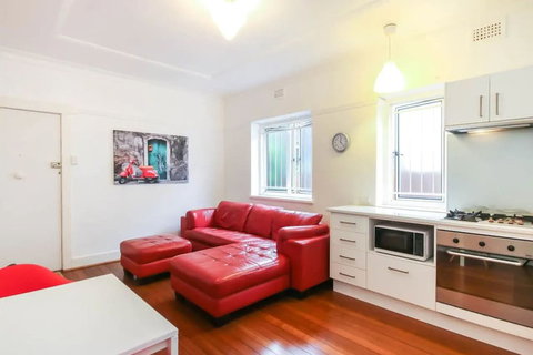 Quiet 1 Bedroom Apartment 5 Minutes From CBD - Accommodation Rockhampton 4