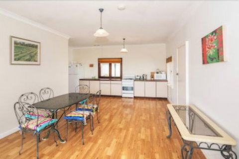 Storm Bay Cottage - Accommodation Rockhampton 4