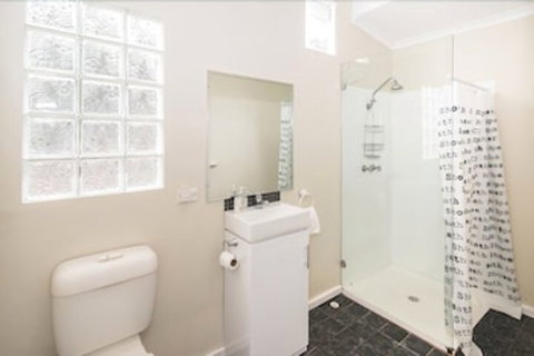 Storm Bay Cottage - Accommodation Rockhampton 7