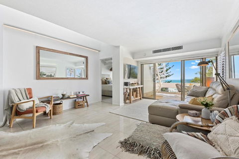Luxury Beachside Apartment - Accommodation Rockhampton 3