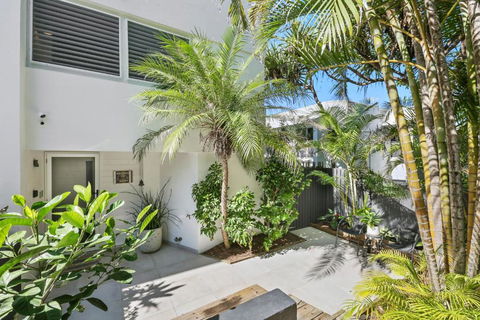 Luxury Beachside Apartment - Accommodation Rockhampton 2