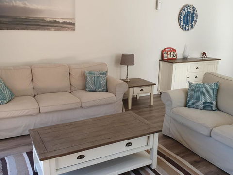 26 Satinwood Drive Low Set Modern Sleeps 8 - Accommodation Rockhampton 3