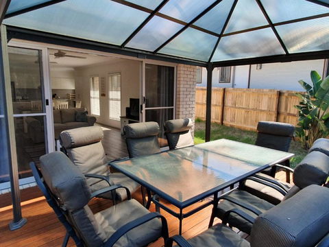 26 Satinwood Drive Low Set Modern Sleeps 8 - Accommodation Rockhampton 1