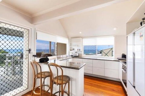 Casual Hamptons Living Sunshine Beach - Accommodation Rockhampton 0