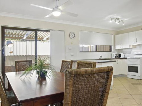 DAVIES STREET MOLLYMOOK 4 / 14 - Accommodation Rockhampton 2