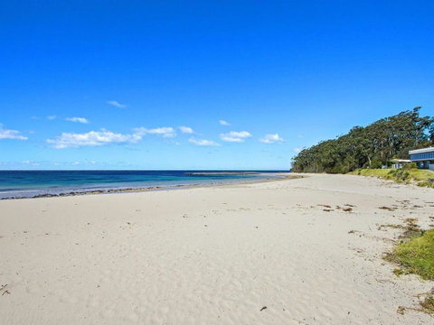 DAVIES STREET MOLLYMOOK 4 / 14 - Accommodation Rockhampton 4