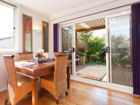 METRES TO THE BEACH MORNINGTON - Accommodation Rockhampton 1