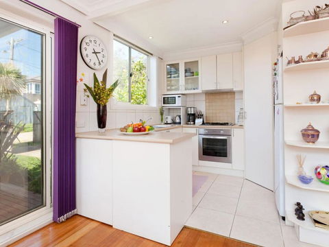 METRES TO THE BEACH MORNINGTON - Accommodation Rockhampton 2