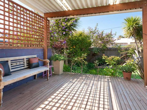 METRES TO THE BEACH MORNINGTON - Accommodation Rockhampton 6