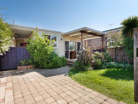 METRES TO THE BEACH MORNINGTON - Accommodation Rockhampton 4