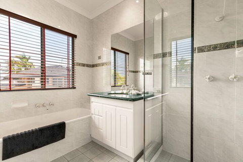 Mermaid Beach House - Accommodation Rockhampton 5