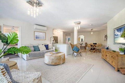 Stroll To The Surf & Sand Little Cove - Accommodation Rockhampton 1