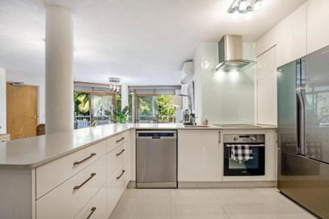 Stroll To The Surf & Sand Little Cove - Accommodation Rockhampton 2