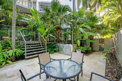 Stroll To The Surf & Sand Little Cove - Accommodation Rockhampton 5