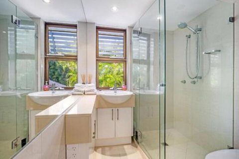 Stroll To The Surf & Sand Little Cove - Accommodation Rockhampton 6