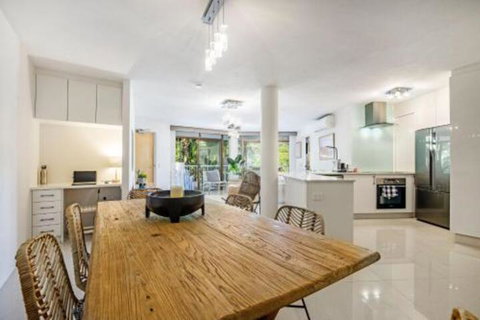 Stroll To The Surf & Sand Little Cove - Accommodation Rockhampton 3