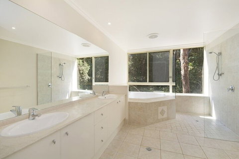 Prestigious House In Little Cove - Accommodation Rockhampton 3