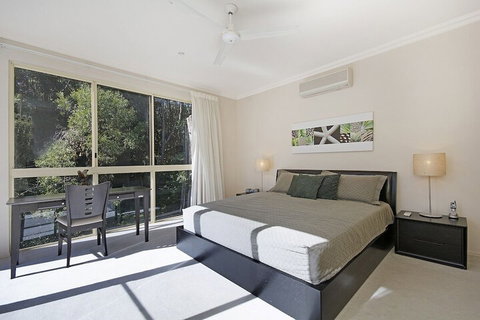 Prestigious House In Little Cove - Accommodation Rockhampton 5