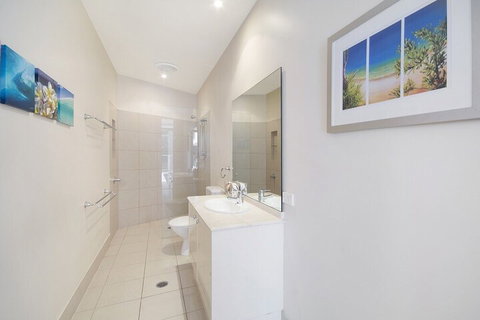 Prestigious House In Little Cove - Accommodation Rockhampton 4
