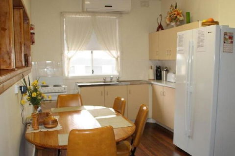 Explorers Holiday House - Accommodation Rockhampton 3