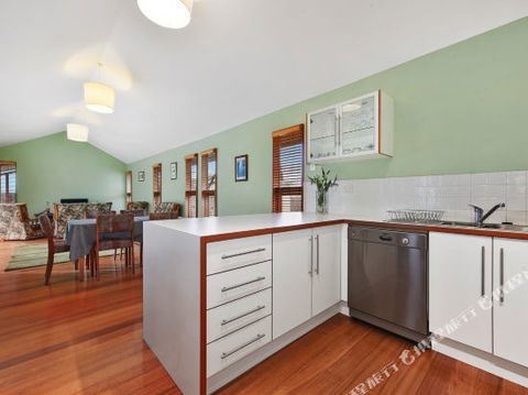 Family Friendly Weatherboard Cottage - Accommodation Rockhampton 0