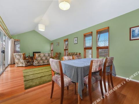 Family Friendly Weatherboard Cottage - Accommodation Rockhampton 3