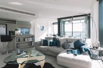 Experience Waterfront Luxury With Views - Accommodation Rockhampton 0