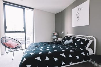 Experience Waterfront Luxury With Views - Accommodation Rockhampton 3