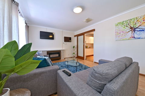 Comfy Home Near Airport & City 2280 - Accommodation Rockhampton 5
