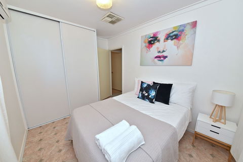 Comfy Home Near Airport & City 2280 - Accommodation Rockhampton 2