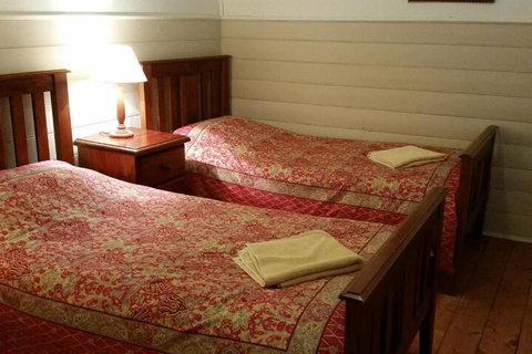 About Town Cottages - Accommodation Rockhampton 4