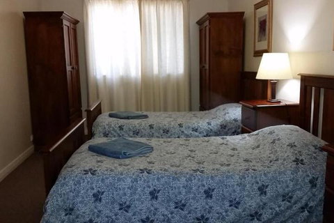 About Town Cottages - Accommodation Rockhampton 6