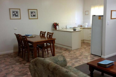About Town Cottages - Accommodation Rockhampton 3