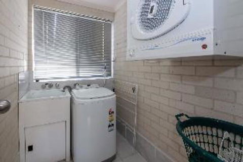 3 Bedroom House Classic View 2 / 49 Victoria Parade FREE WIFI - Accommodation Rockhampton 2