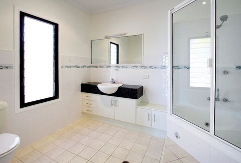 Hideaway Retreat Beach House With Pool - Accommodation Rockhampton 5