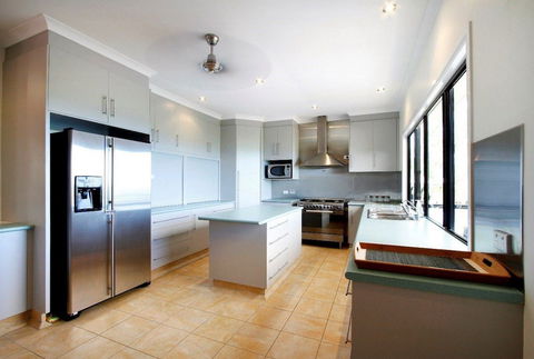 Hideaway Retreat Beach House With Pool - Accommodation Rockhampton 3