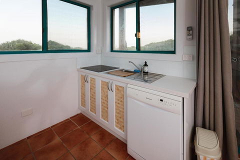 White Waves On The Beach - Accommodation Rockhampton 6