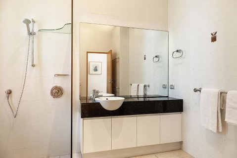 Contemporary & Luxurious Little Cove - Accommodation Rockhampton 6